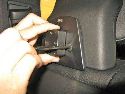 System mocowania do zagłówka w S90 / V90 / XC60 / XC90