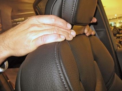 System mocowania do zagłówka w S90 / V90 / XC60 / XC90