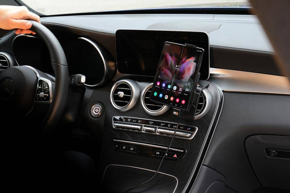 Uchwyt do Samsung Galaxy Z Fold3 5G z wbudowanym kablem USB oraz ładowarką samochodową.