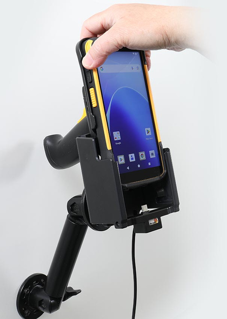 Aktywny uchwyt Brodit do stałego montażu na CipherLab RS38 w gumowym etui i z chwytem pistoletowym