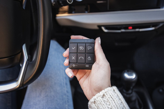 Yanosik XS + roczna transmisja danych.