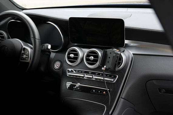 Uchwyt do Apple iPhone 13 mini z wbudowanym kablem USB oraz ładowarką samochodową