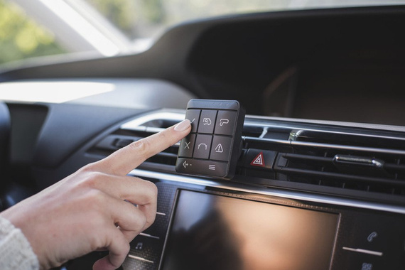 Yanosik XS + roczna transmisja danych.