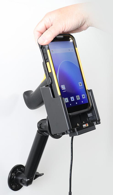 Aktywny uchwyt PogoPin Brodit do stałego montażu na CipherLab RS38 w gumowym etui i z chwytem pistoletowym