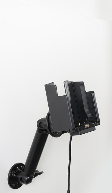 Aktywny uchwyt PogoPin Brodit do stałego montażu na CipherLab RS38 w gumowym etui i z chwytem pistoletowym