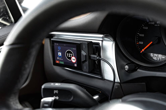 Yanosik RS z dotykowym ekranem z rocznym abonamentem