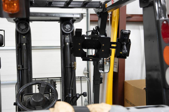 Aktywny modułowy uchwyt o wzmocnionej konstrukcji do Zebra ET55 10.1 z blokadą sprężynową.