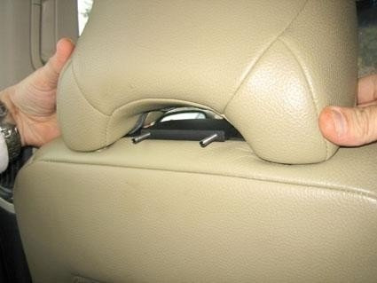 System mocowania do zagłówka w Volvo C30 / C70 / S40 / V50.