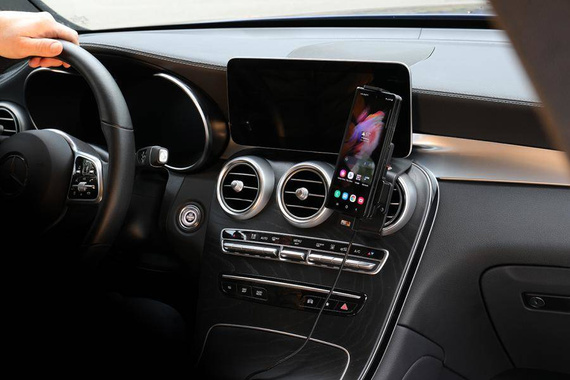 Uchwyt do Samsung Galaxy Z Fold4 5G z wbudowanym kablem USB oraz ładowarką samochodową.