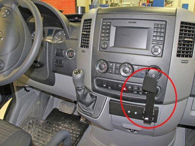 Bardzo mocny, bezinwazyjny wspornik montażowy do Mercedes Benz Sprinter 07-17