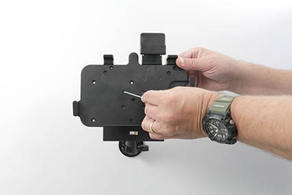 Uchwyt pasywny o wzmocnionej konstrukcji do Zebra ET40 8.0 z blokadą sprężynową.