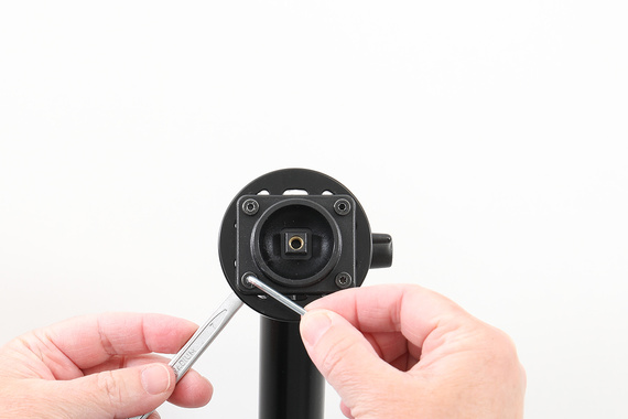 Aktywny uchwyt PogoPin Brodit do stałego montażu na CipherLab RS38 w gumowym etui i z chwytem pistoletowym