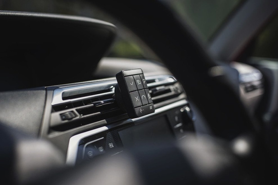 Yanosik XS + roczna transmisja danych.